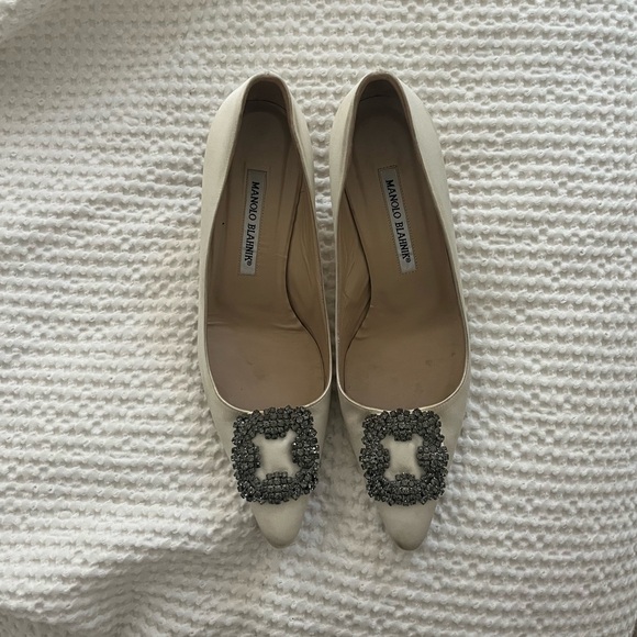 Manolo Blahnik Hangisi Satin Pump - Picture 1 of 5
